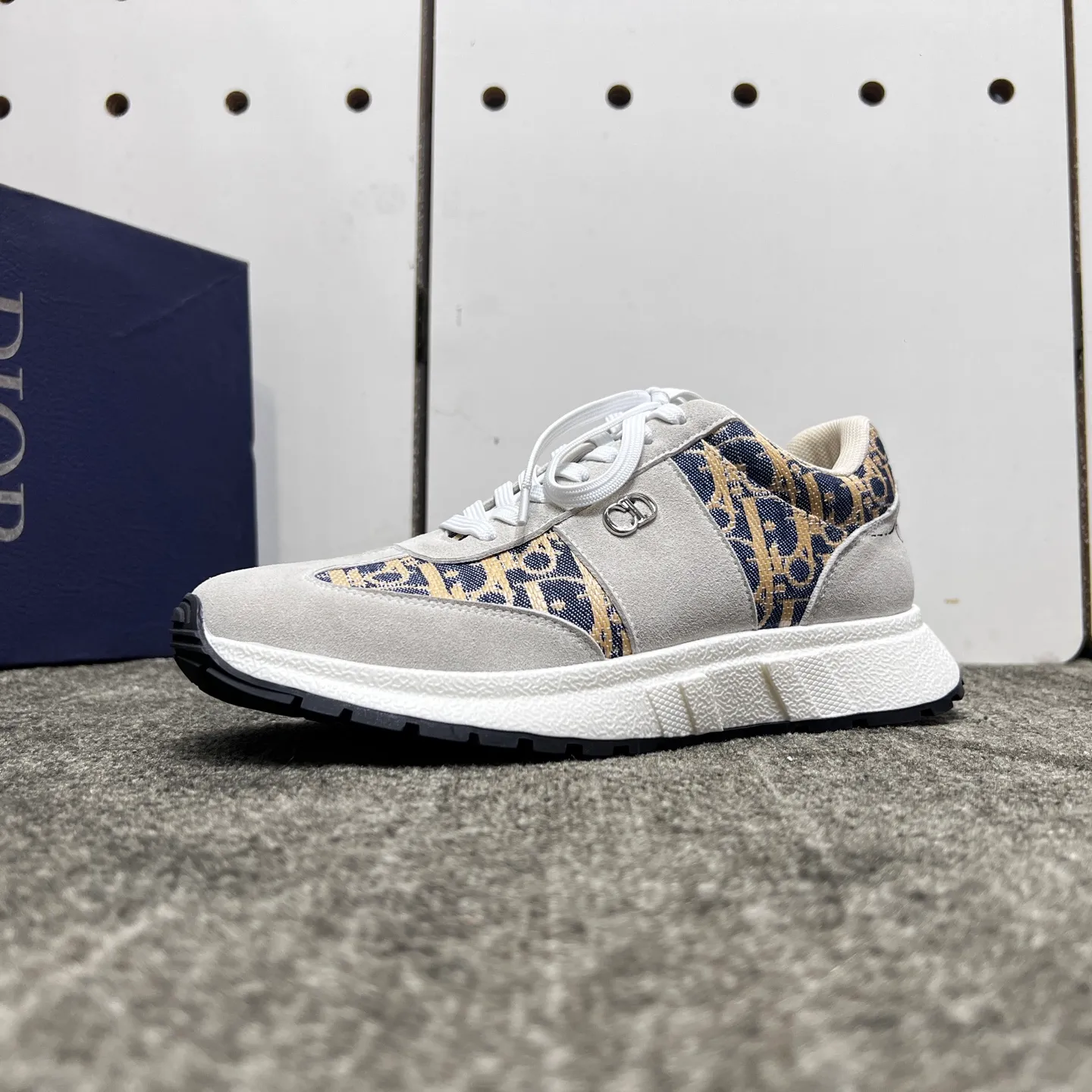 Factory price: 438💰【DIAo·Dior】Original quality.~ Unique modern style sneakers. 🏃A must-have casual shoe for trendy men😍😍 Original brand imported from Italy, imported original leather, sheep lining (refuses to discolor and grind feet) Sole: Original sole provided by the original factory, French lazy style design ⚠️Fit to the feet, original quality, super comfortable original sole. It’s like shooting the real thing 🎬The real thing is better, high-quality sneakers, size: 38-44, custom-made 45